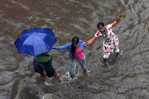 मुंबई में भारी बारिश से जनजीवन अस्‍तव्‍यस्‍त
