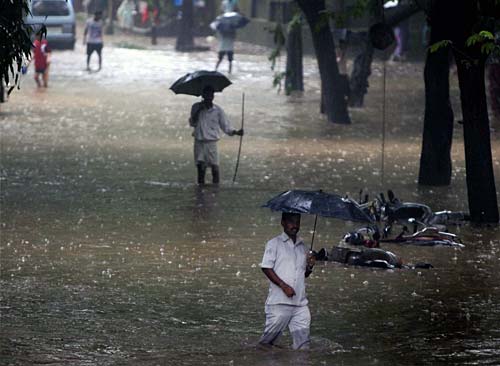 मुंबई में भारी बारिश से जनजीवन अस्‍तव्‍यस्‍त
