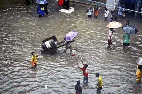 मुंबई में भारी बारिश से जनजीवन अस्‍तव्‍यस्‍त
