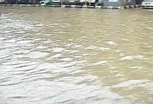 मुंबई में भारी बारिश से जनजीवन अस्‍तव्‍यस्‍त