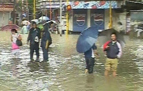 मुंबई में भारी बारिश से जनजीवन अस्‍तव्‍यस्‍त