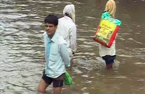 मुंबई में भारी बारिश से जनजीवन अस्‍तव्‍यस्‍त