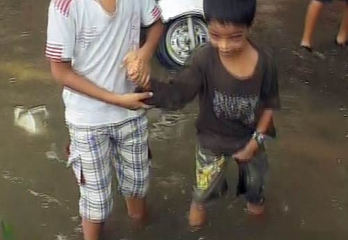 मुंबई में भारी बारिश से जनजीवन अस्‍तव्‍यस्‍त