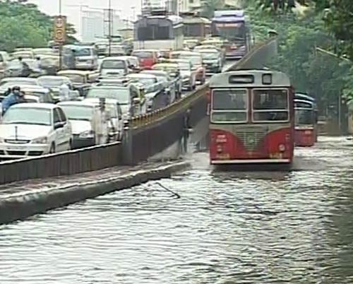मुंबई में भारी बारिश से जनजीवन अस्‍तव्‍यस्‍त