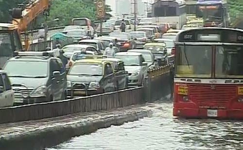 मुंबई में भारी बारिश से जनजीवन अस्‍तव्‍यस्‍त