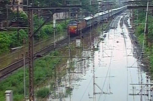 मुंबई में भारी बारिश से जनजीवन अस्‍तव्‍यस्‍त