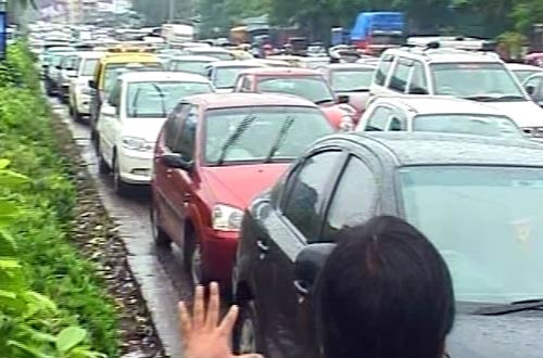 मुंबई में भारी बारिश से जनजीवन अस्‍तव्‍यस्‍त