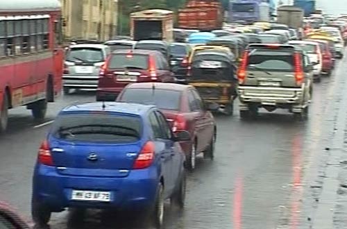 मुंबई में भारी बारिश से जनजीवन अस्‍तव्‍यस्‍त