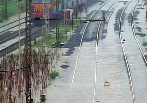 मुंबई में भारी बारिश से जनजीवन अस्‍तव्‍यस्‍त