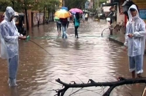 मुंबई में भारी बारिश से जनजीवन अस्‍तव्‍यस्‍त