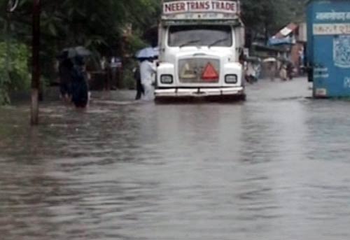 मुंबई में भारी बारिश से जनजीवन अस्‍तव्‍यस्‍त