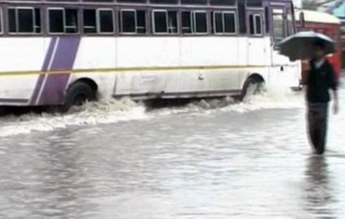 मुंबई में भारी बारिश से जनजीवन अस्‍तव्‍यस्‍त