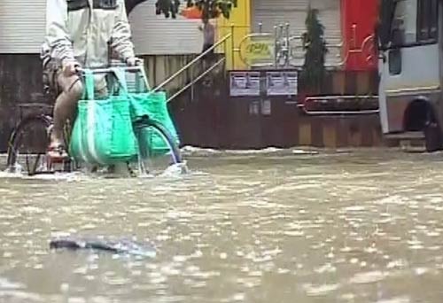 मुंबई में भारी बारिश से जनजीवन अस्‍तव्‍यस्‍त