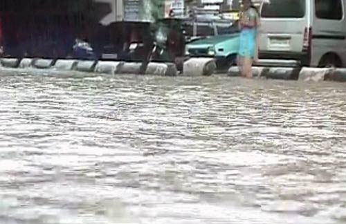 मुंबई में भारी बारिश से जनजीवन अस्‍तव्‍यस्‍त