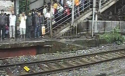 मुंबई में भारी बारिश से जनजीवन अस्‍तव्‍यस्‍त