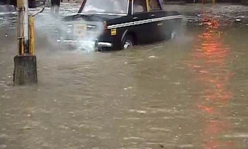 मुंबई में भारी बारिश से जनजीवन अस्‍तव्‍यस्‍त