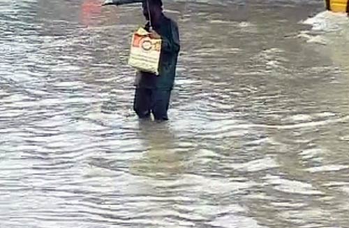 मुंबई में भारी बारिश से जनजीवन अस्‍तव्‍यस्‍त