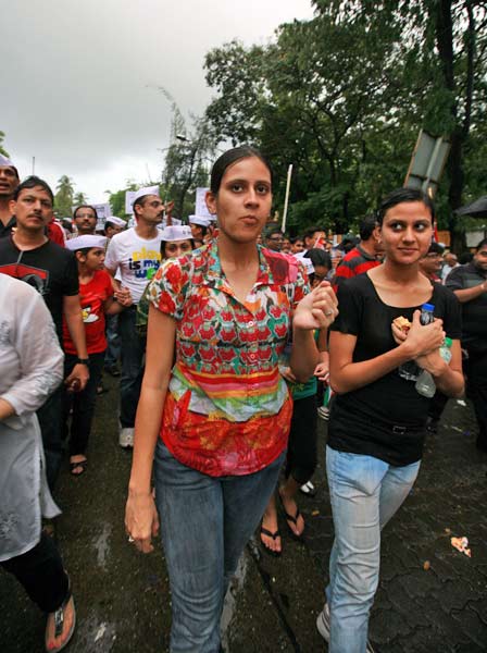 गांधी टोपी बनी अन्‍ना आंदोलन की मशाल...| अलबेले समर्थक...