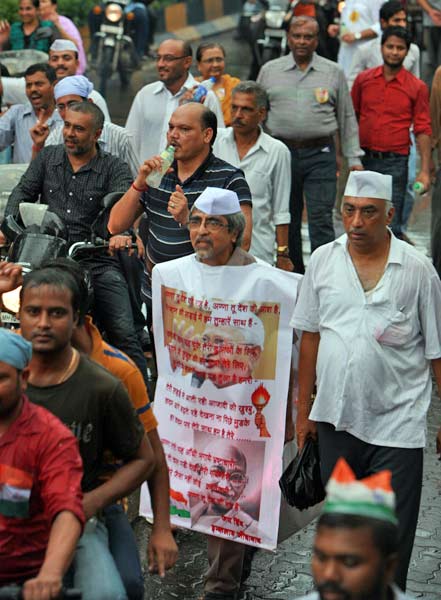 गांधी टोपी बनी अन्‍ना आंदोलन की मशाल...| अलबेले समर्थक...