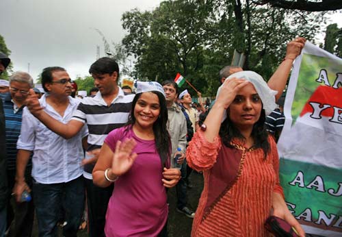 गांधी टोपी बनी अन्‍ना आंदोलन की मशाल...| अलबेले समर्थक...