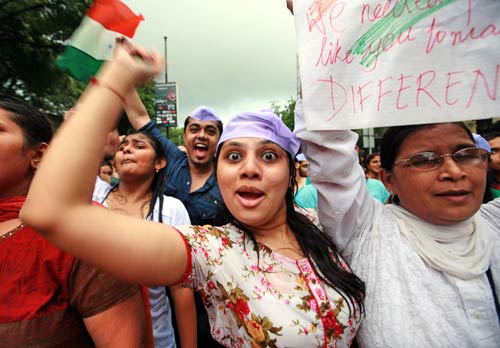 गांधी टोपी बनी अन्‍ना आंदोलन की मशाल...| अलबेले समर्थक...