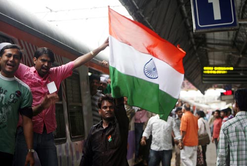 दिल में अन्ना, हर हाथ में तिरंगा | उमड़ा जनसैलाब