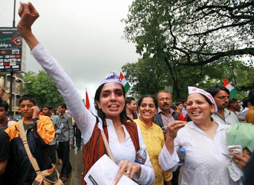 गांधी टोपी बनी अन्‍ना आंदोलन की मशाल...| अलबेले समर्थक...