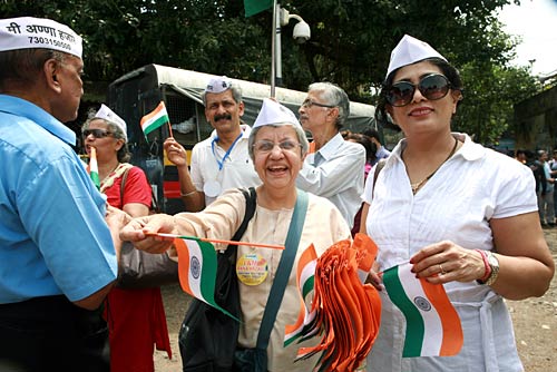 अन्‍ना के समर्थन में उतरा जनसैलाब | जेल गए अन्ना