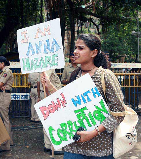 अन्‍ना के समर्थन में उतरा जनसैलाब | जेल गए अन्ना