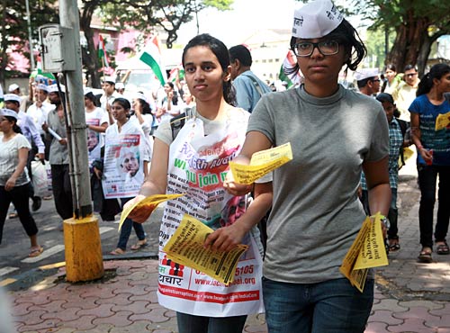 अन्‍ना के समर्थन में उतरा जनसैलाब | जेल गए अन्ना