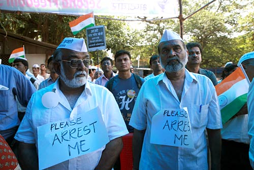 अन्‍ना के समर्थन में उतरा जनसैलाब | जेल गए अन्ना