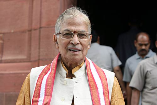 नेताओं के घरों पर अन्‍ना समर्थकों का प्रदर्शन | हर ओर अन्‍ना...