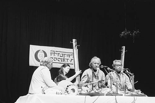 आया 'प्‍यार के दो तार से संसार बांधने' का त्‍योहार