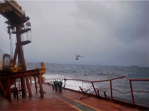 इस तरह डूबते जहाज से बचाए गए लोग...