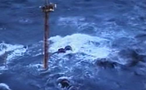 इस तरह डूबते जहाज से बचाए गए लोग...