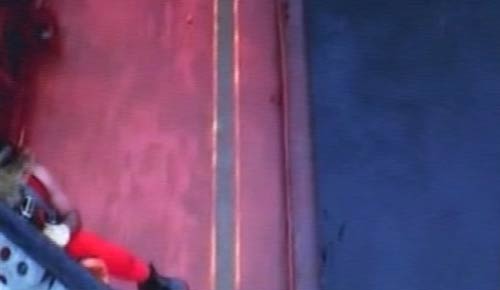 इस तरह डूबते जहाज से बचाए गए लोग...