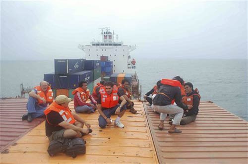 इस तरह डूबते जहाज से बचाए गए लोग...