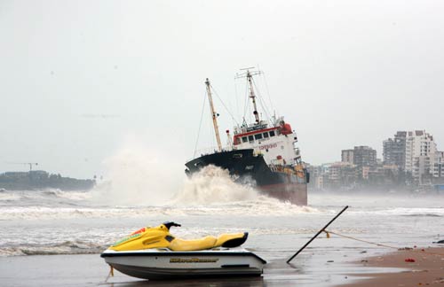 मुंबई में जूहू तट पर फिर आ फंसा एक जहाज