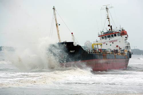 मुंबई में जूहू तट पर फिर आ फंसा एक जहाज