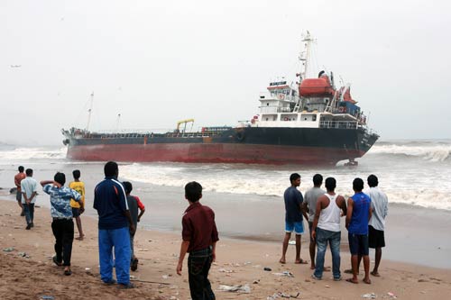 मुंबई में जूहू तट पर फिर आ फंसा एक जहाज