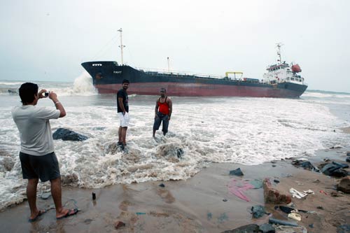 मुंबई में जूहू तट पर फिर आ फंसा एक जहाज