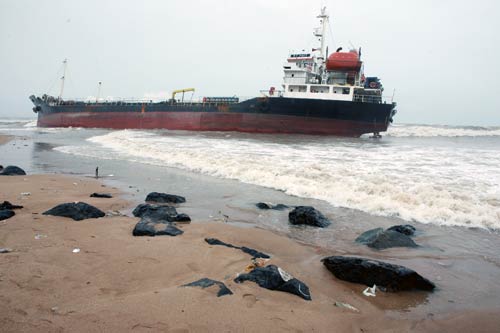 मुंबई में जूहू तट पर फिर आ फंसा एक जहाज