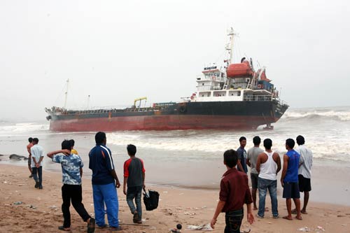 मुंबई में जूहू तट पर फिर आ फंसा एक जहाज