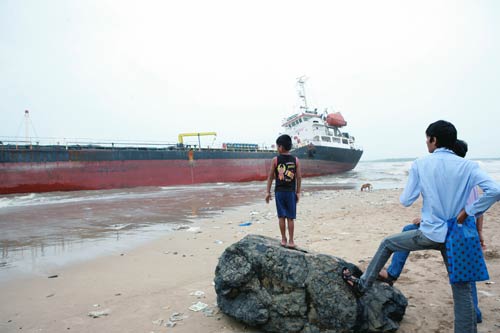 मुंबई में जूहू तट पर फिर आ फंसा एक जहाज