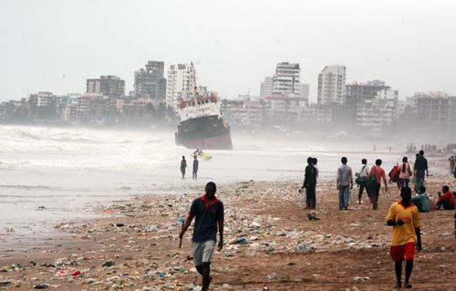 मुंबई में जूहू तट पर फिर आ फंसा एक जहाज