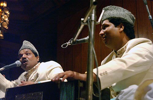 आया 'प्‍यार के दो तार से संसार बांधने' का त्‍योहार