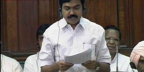 संसद के दोनों सदनों में विपक्ष का हंगामा