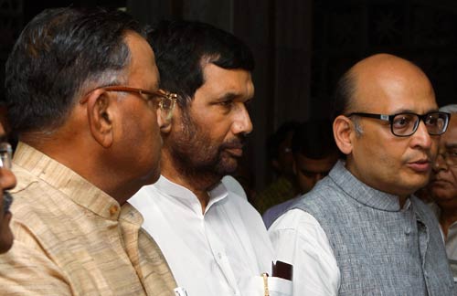 स्थायी समिति करे लोकपाल विधेयक वापस लेने की सिफारिशः हज़ारे