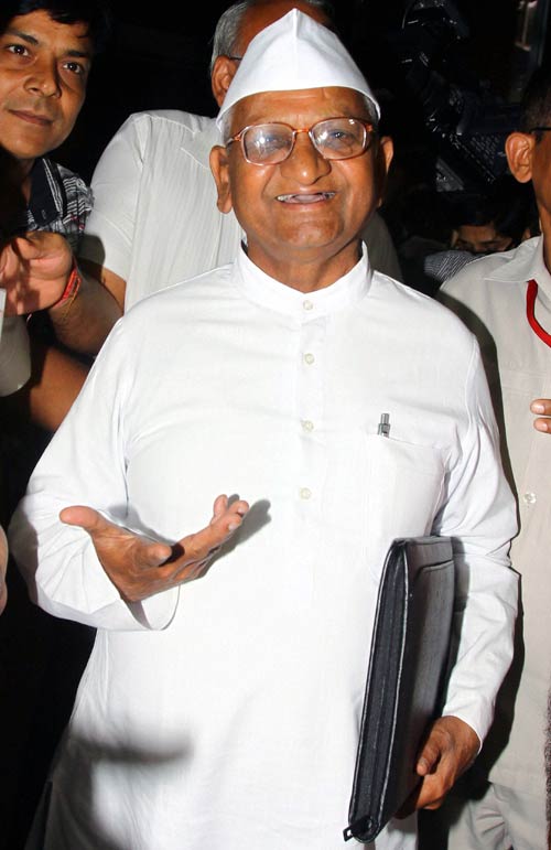 स्थायी समिति करे लोकपाल विधेयक वापस लेने की सिफारिशः हज़ारे