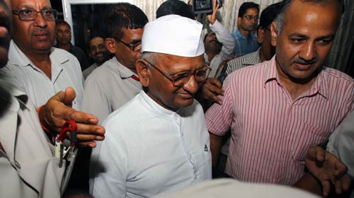 स्थायी समिति करे लोकपाल विधेयक वापस लेने की सिफारिशः हज़ारे